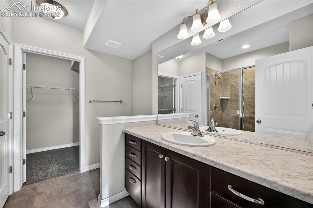 Image 34 of 44: Bathroom