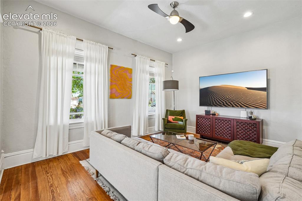 Image 11 of 40: Living room