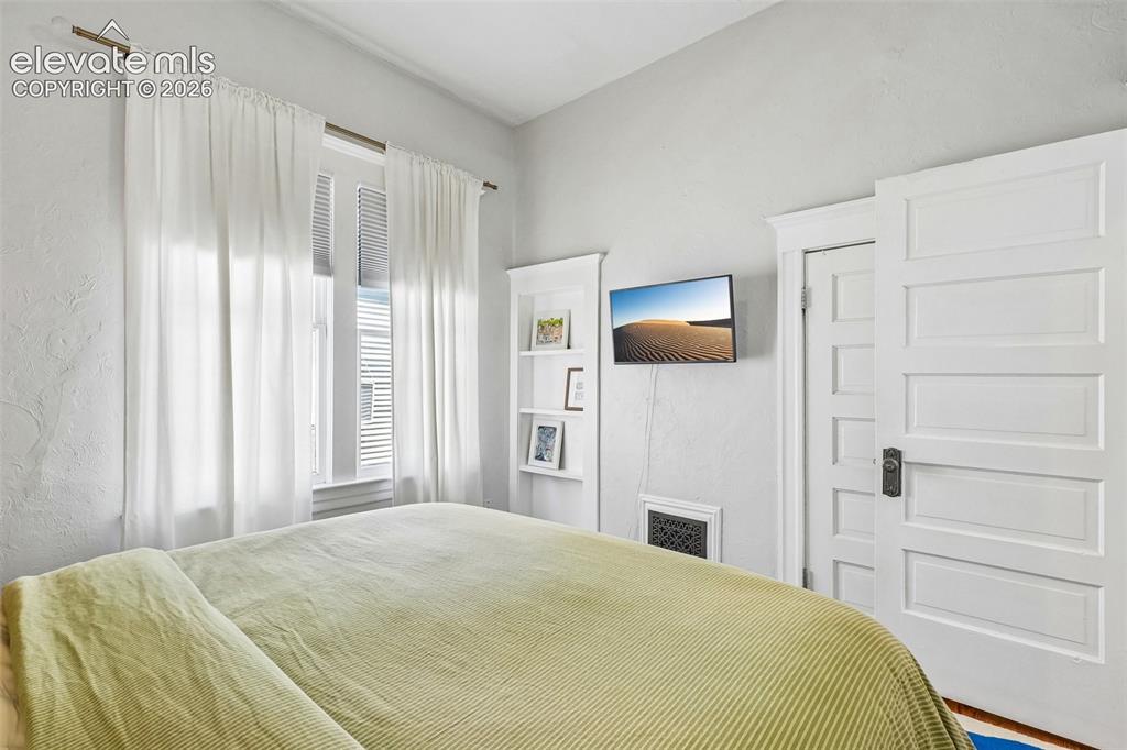 Image 14 of 40: Primary bedroom