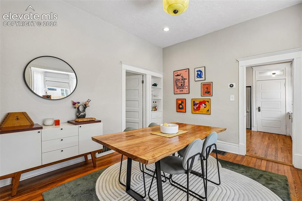 Image 16 of 40: Dining room