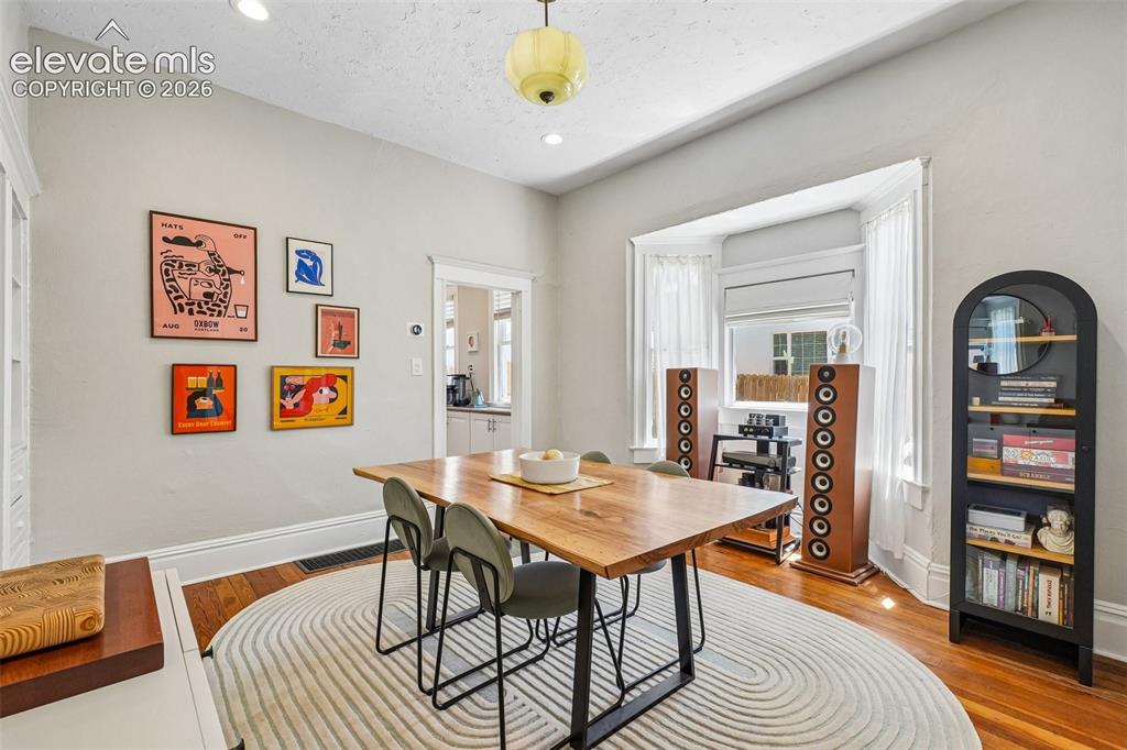 Image 17 of 40: Dining room