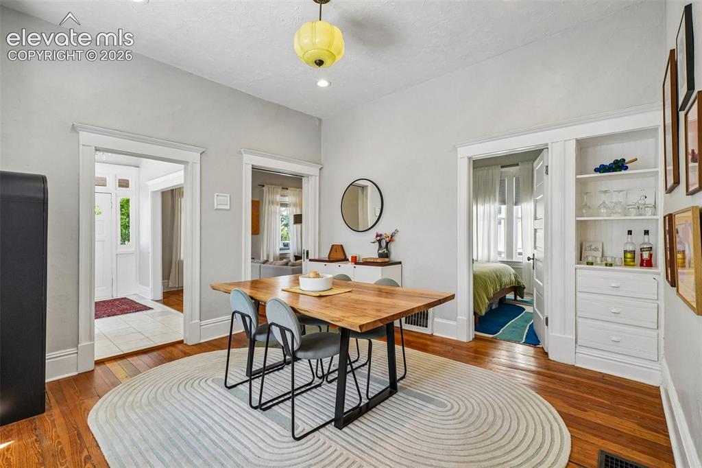 Image 18 of 40: Dining room