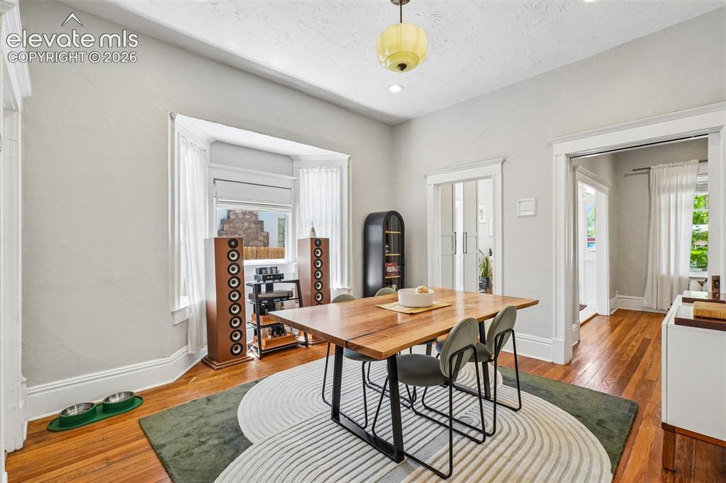 Image 19 of 40: Dining room