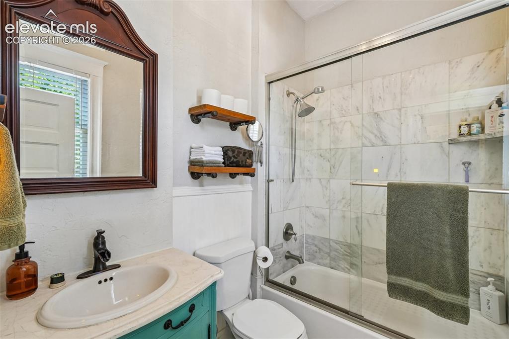Image 29 of 40: Full bathroom