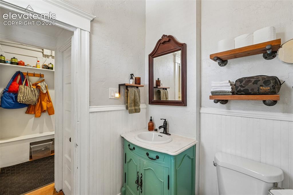Image 30 of 40: Full bathroom