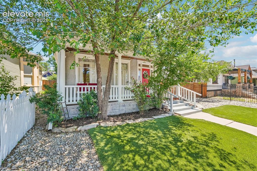 Image 4 of 40: Front of home