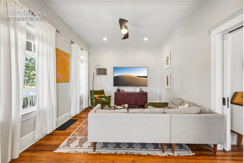 Image 8 of 40: Living room
