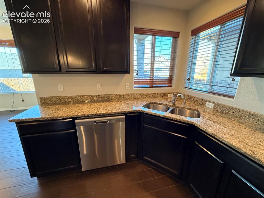 Image 11 of 50: Kitchen