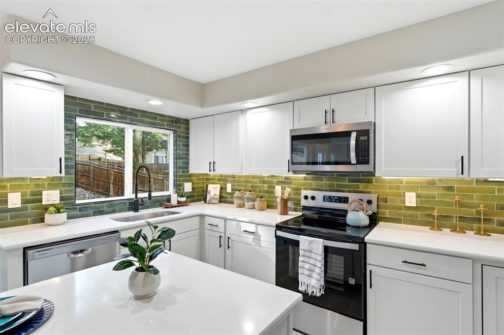Image 10 of 50: Kitchen