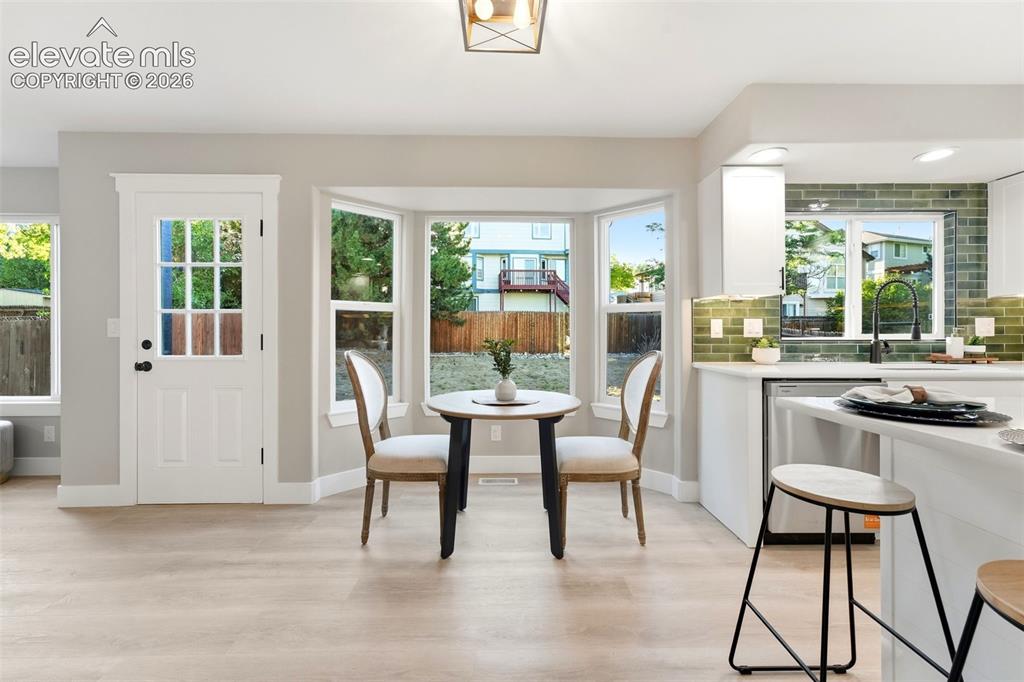 Image 16 of 50: Dining Area