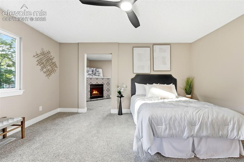 Image 19 of 50: Bedroom