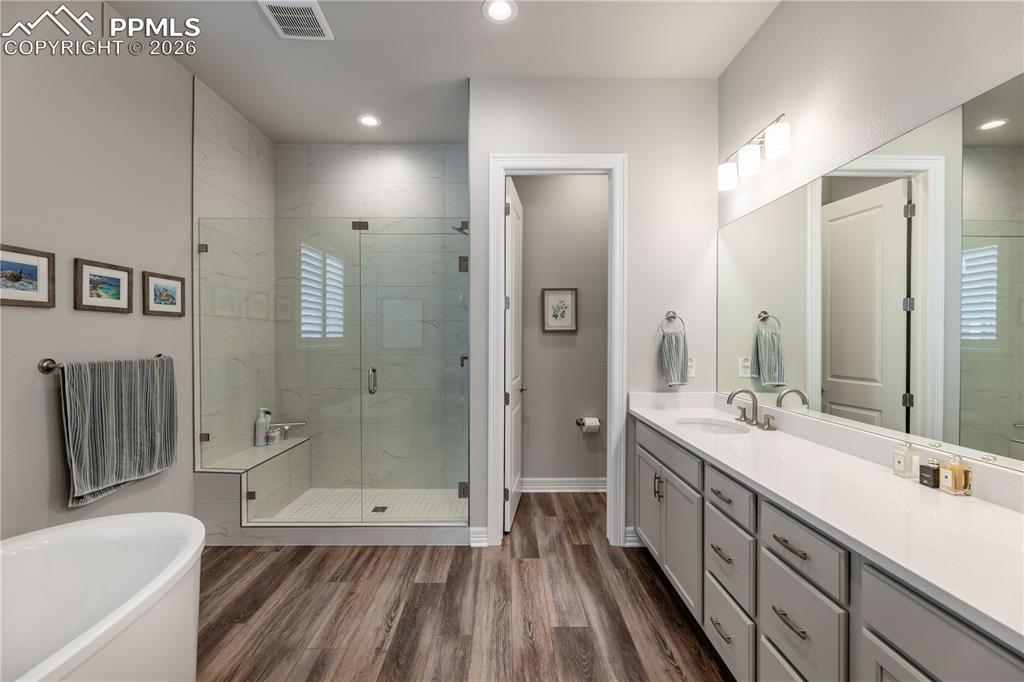 Image 12 of 27: Bathroom