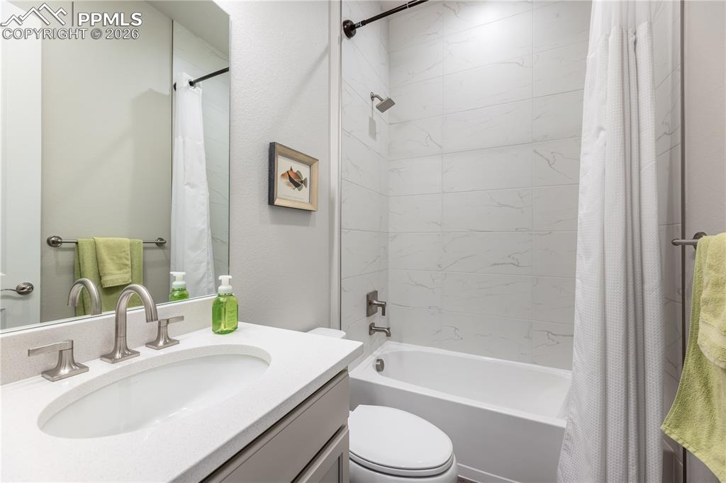 Image 17 of 27: Bathroom