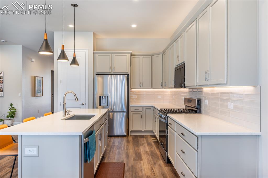 Image 7 of 27: Kitchen