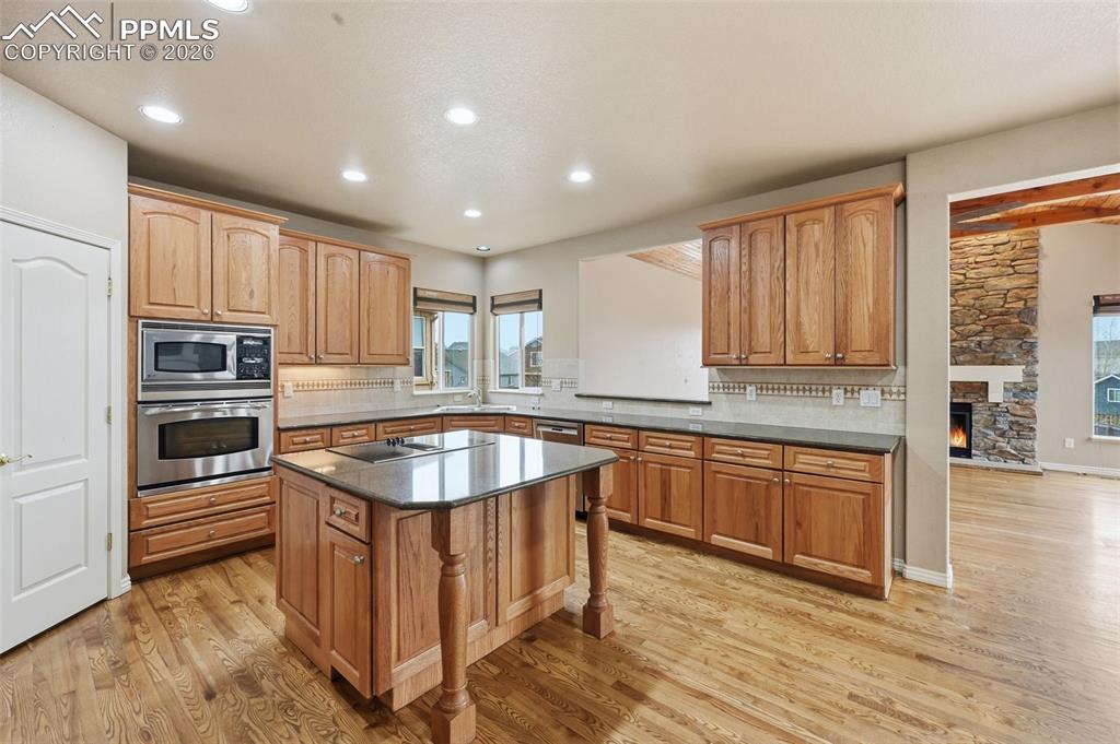 Image 13 of 50: Kitchen