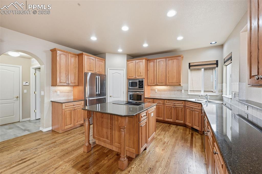 Image 14 of 50: Kitchen