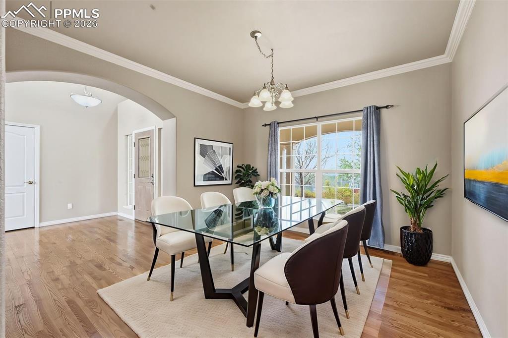 Image 16 of 50: Dining Area