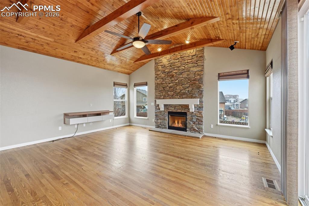 Image 17 of 50: Living Room