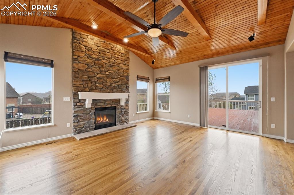 Image 18 of 50: Living Room