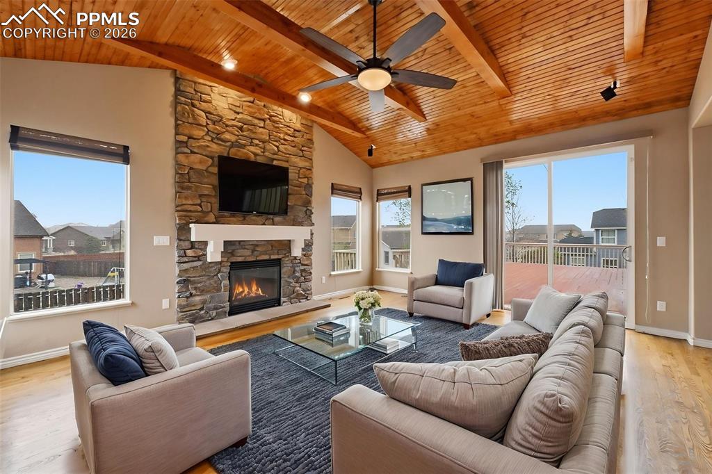 Image 19 of 50: Living Room