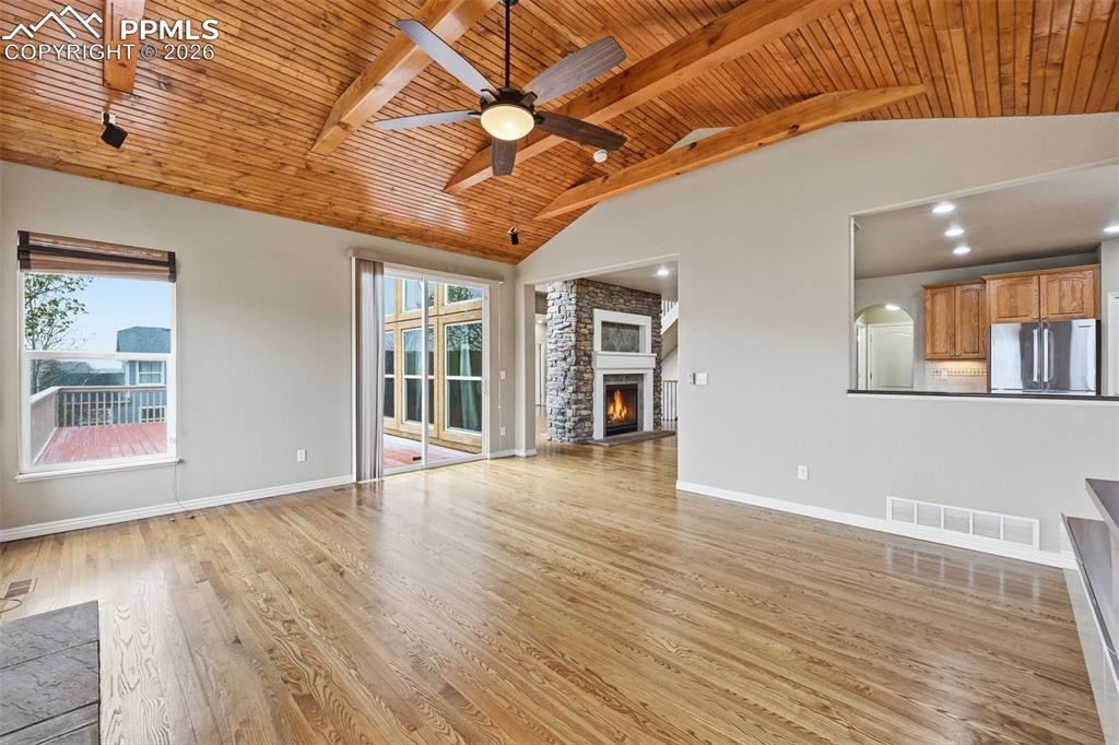 Image 20 of 50: Living Room