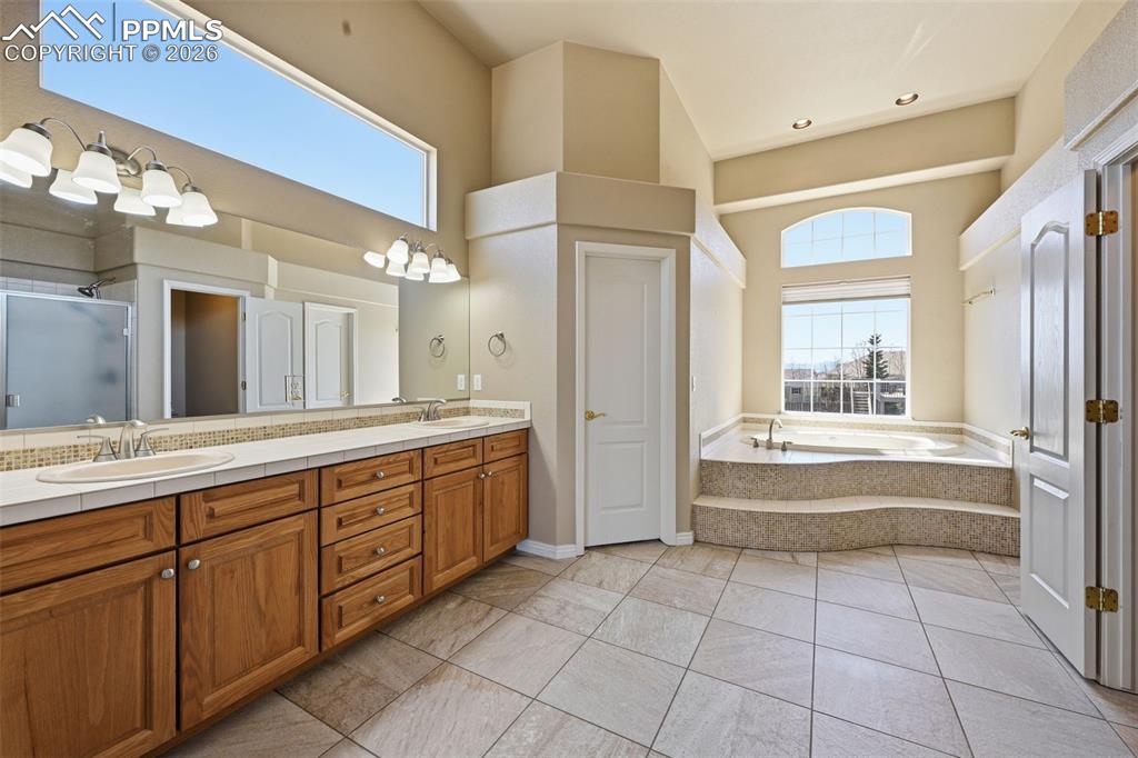 Image 23 of 50: Bathroom