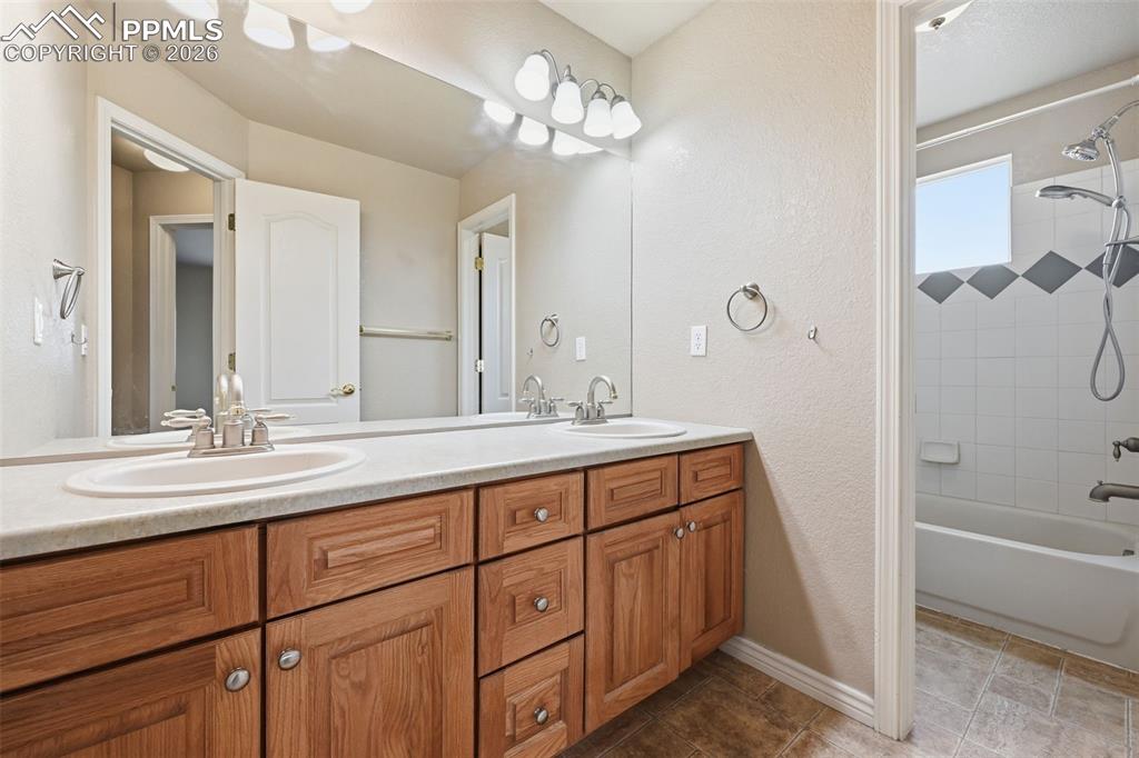 Image 29 of 50: Bathroom