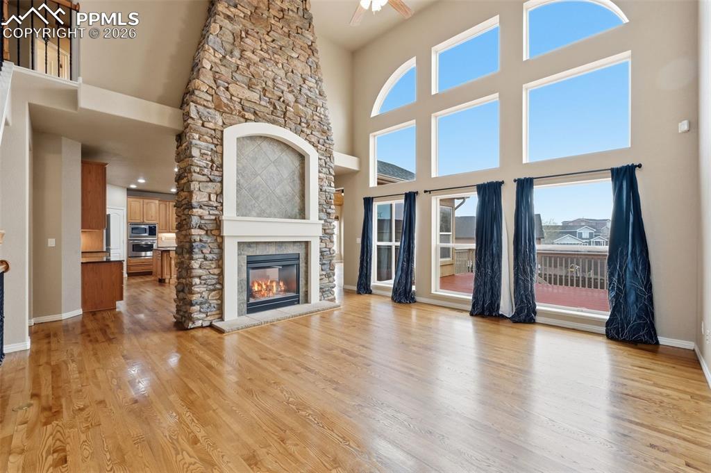 Image 5 of 50: Living Room