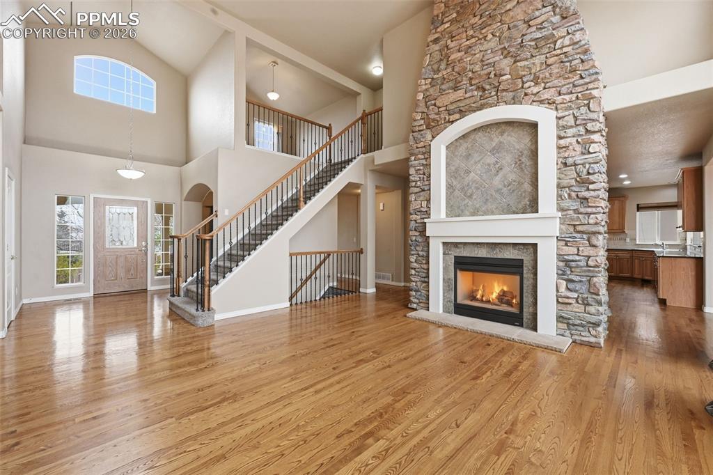 Image 6 of 50: Living Room