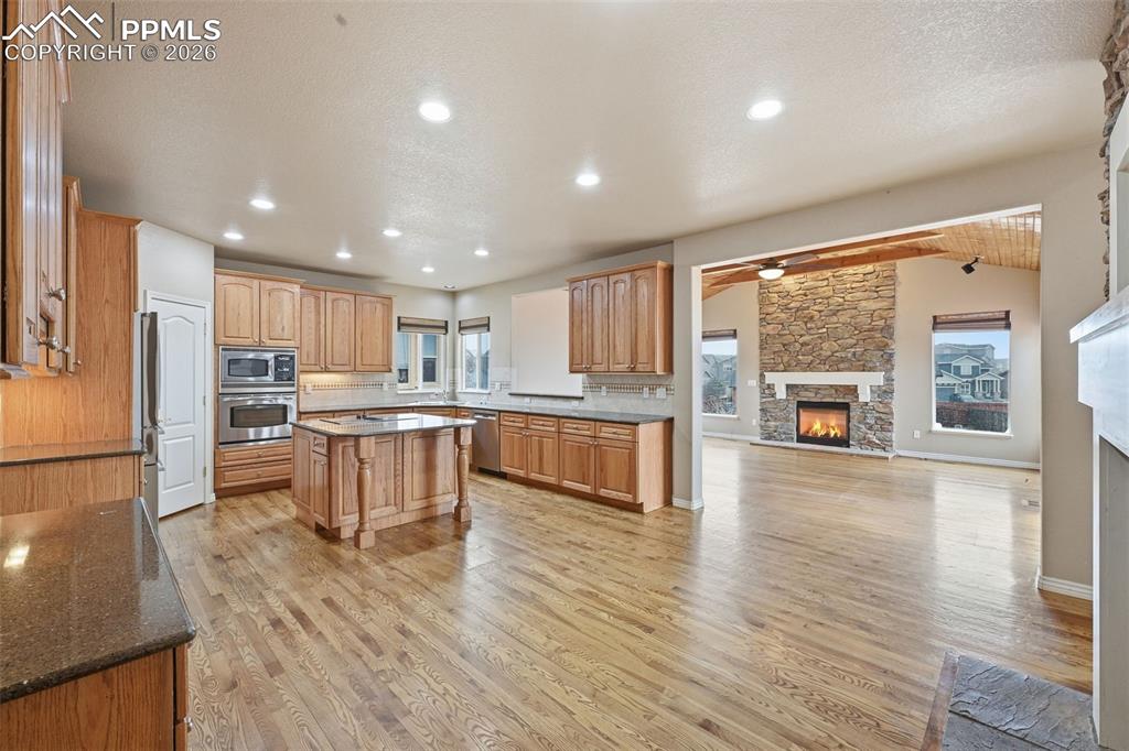 Image 8 of 50: Kitchen