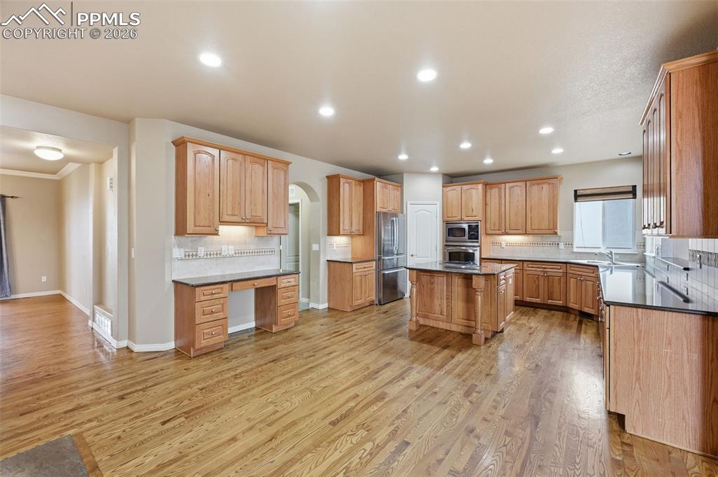 Image 9 of 50: Kitchen