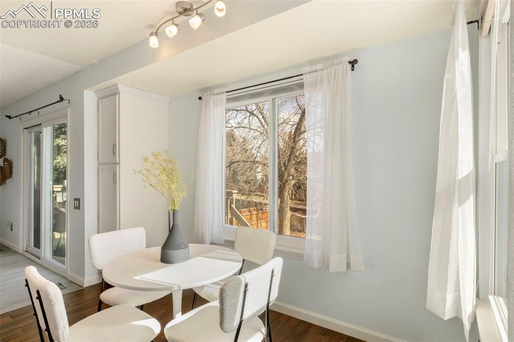 Image 13 of 34: Dining Area