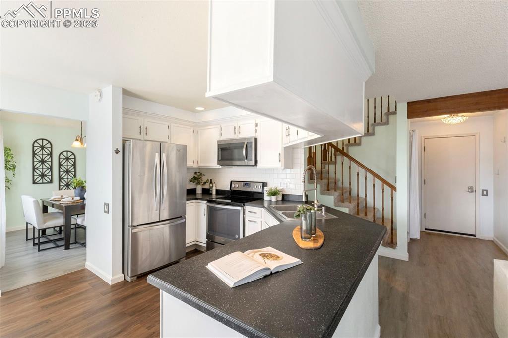 Image 16 of 34: Kitchen