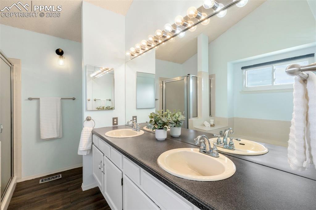 Image 25 of 34: Bathroom