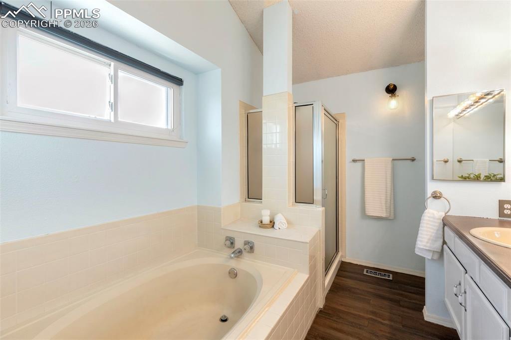 Image 26 of 34: Bathroom