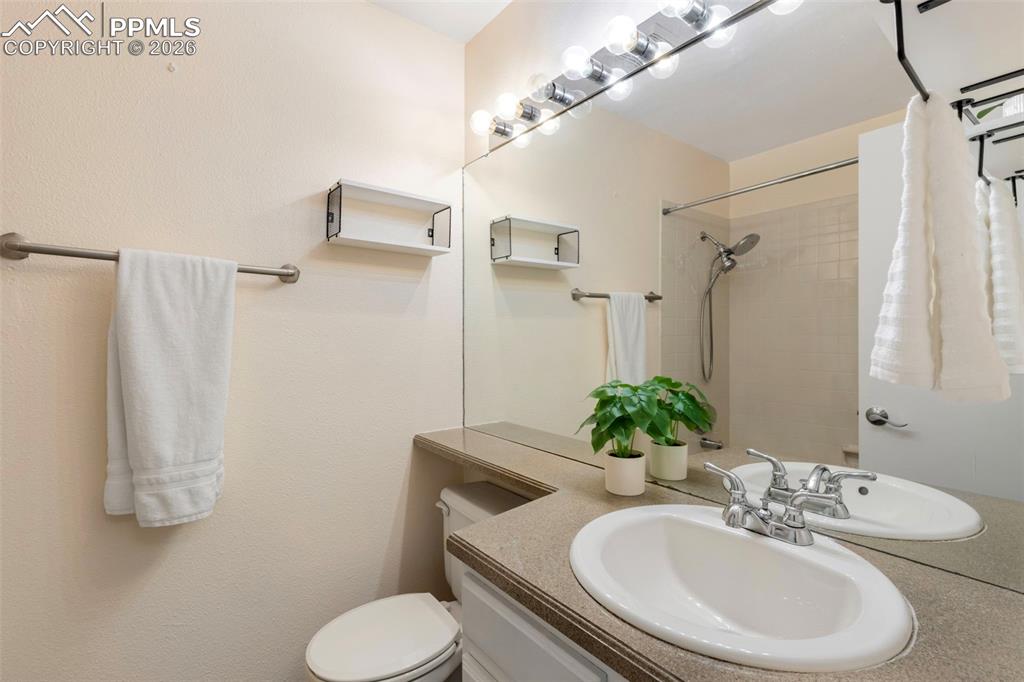 Image 28 of 34: Bathroom