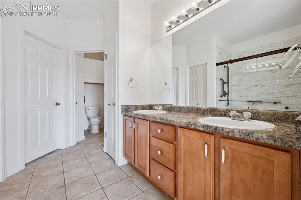 Image 13 of 28: Bathroom