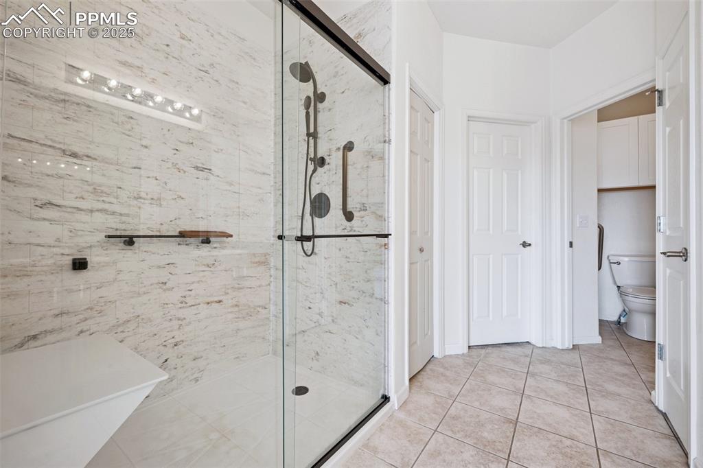 Image 14 of 28: Bathroom