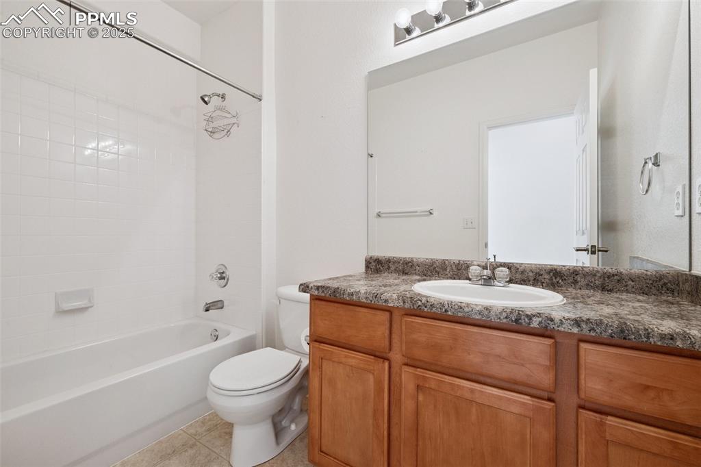 Image 21 of 28: Bathroom