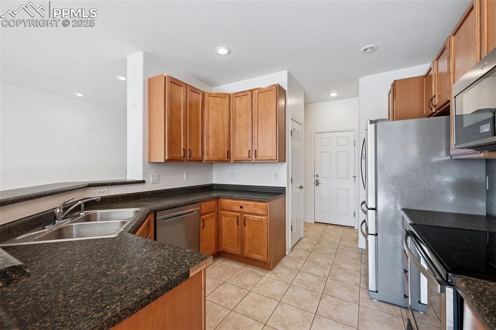 Image 7 of 28: Kitchen