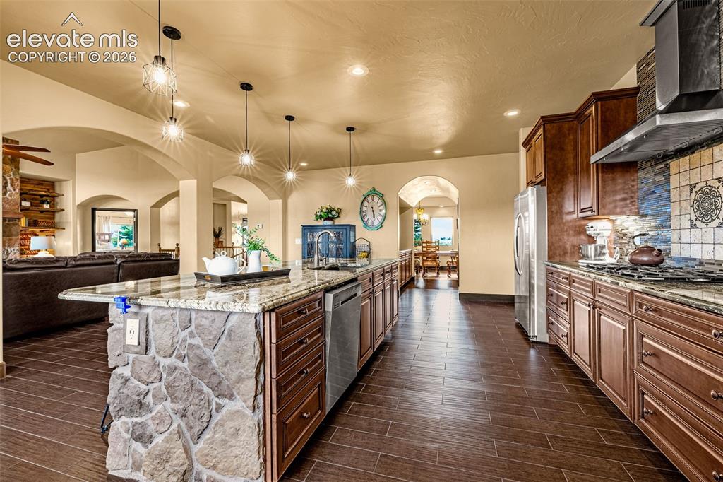 Image 10 of 50: Kitchen