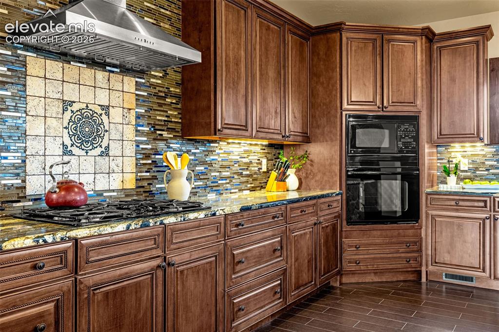 Image 11 of 50: Kitchen