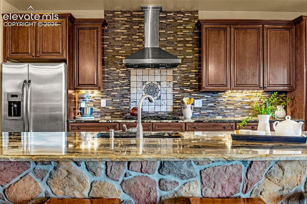 Image 12 of 50: Kitchen