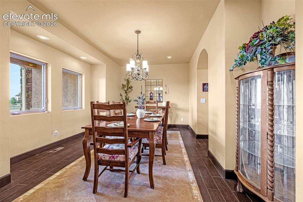 Image 14 of 50: Dining Area