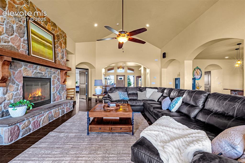 Image 18 of 50: Living Room