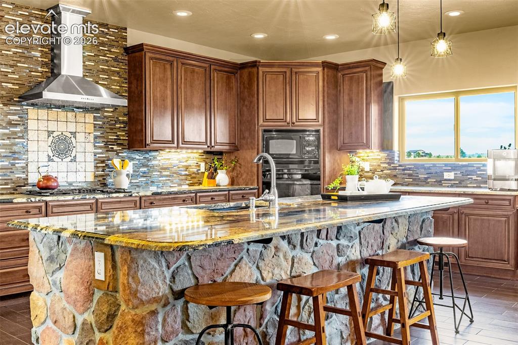 Image 9 of 50: Kitchen