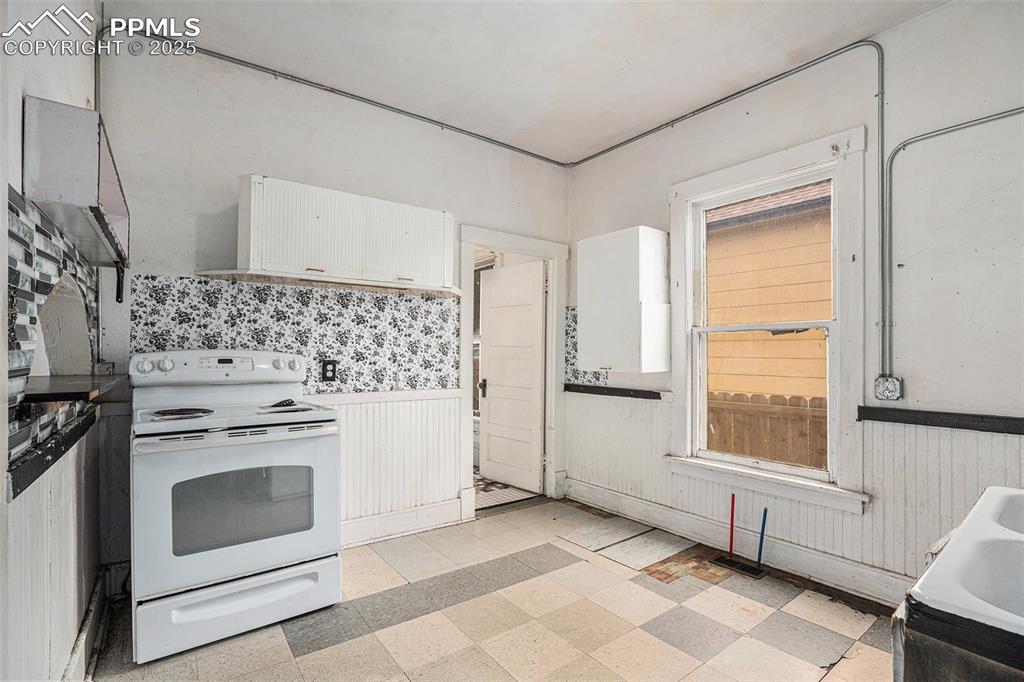 Image 4 of 12: Kitchen