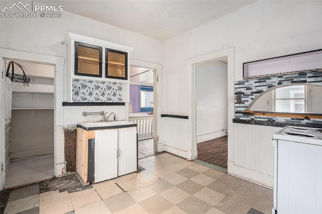 Image 5 of 12: Walk-in pantry