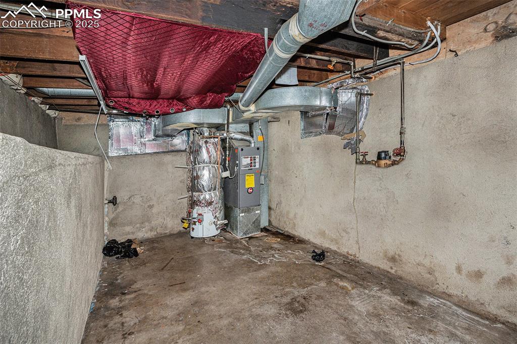 Image 9 of 12: Concrete cellar/basement