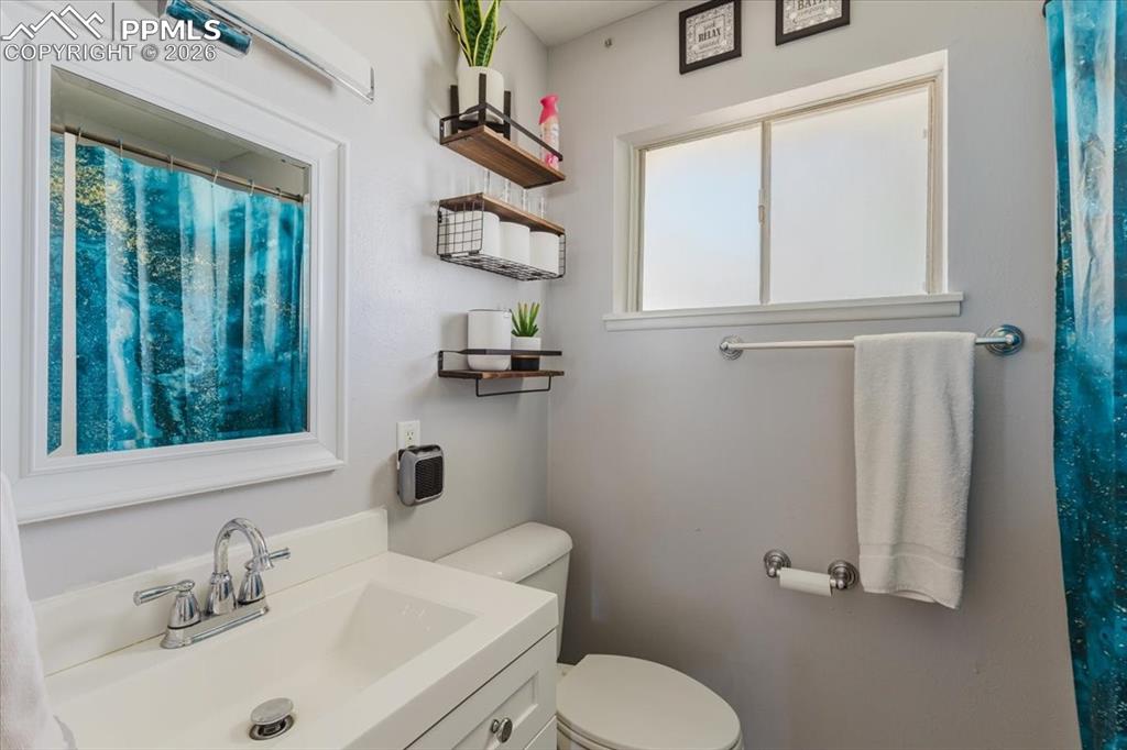 Image 17 of 46: Bathroom